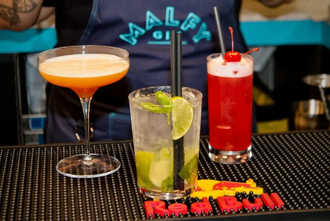 Cocktail signature di Capolaterra Cafè serviti al bancone