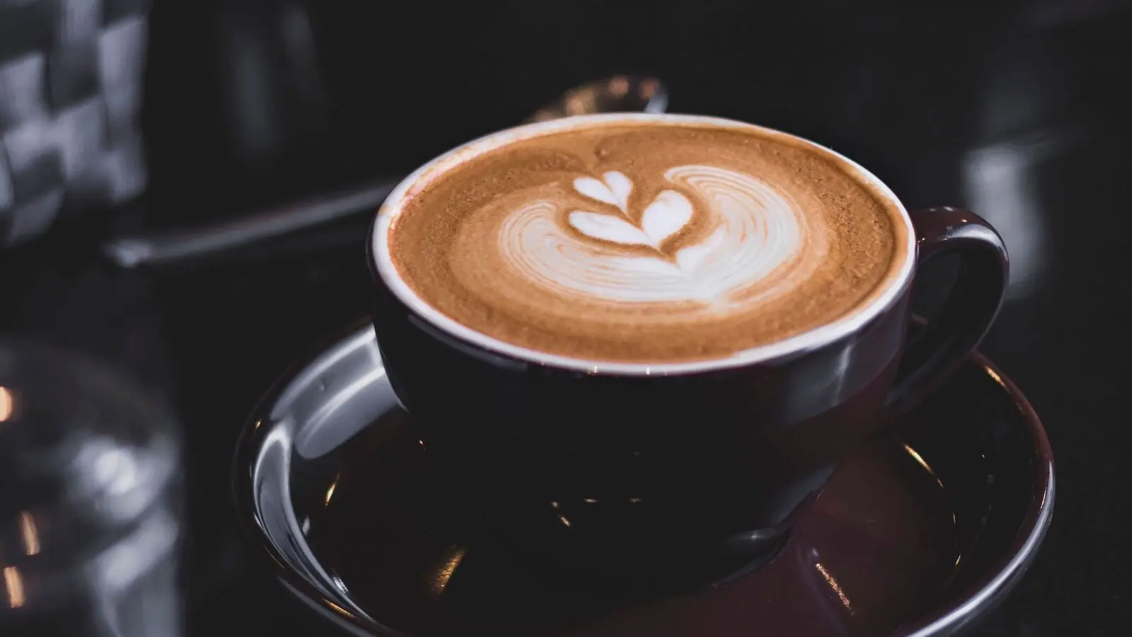 Cappuccino con latte art e croissant sul lago di Garda al Capolaterra Cafè