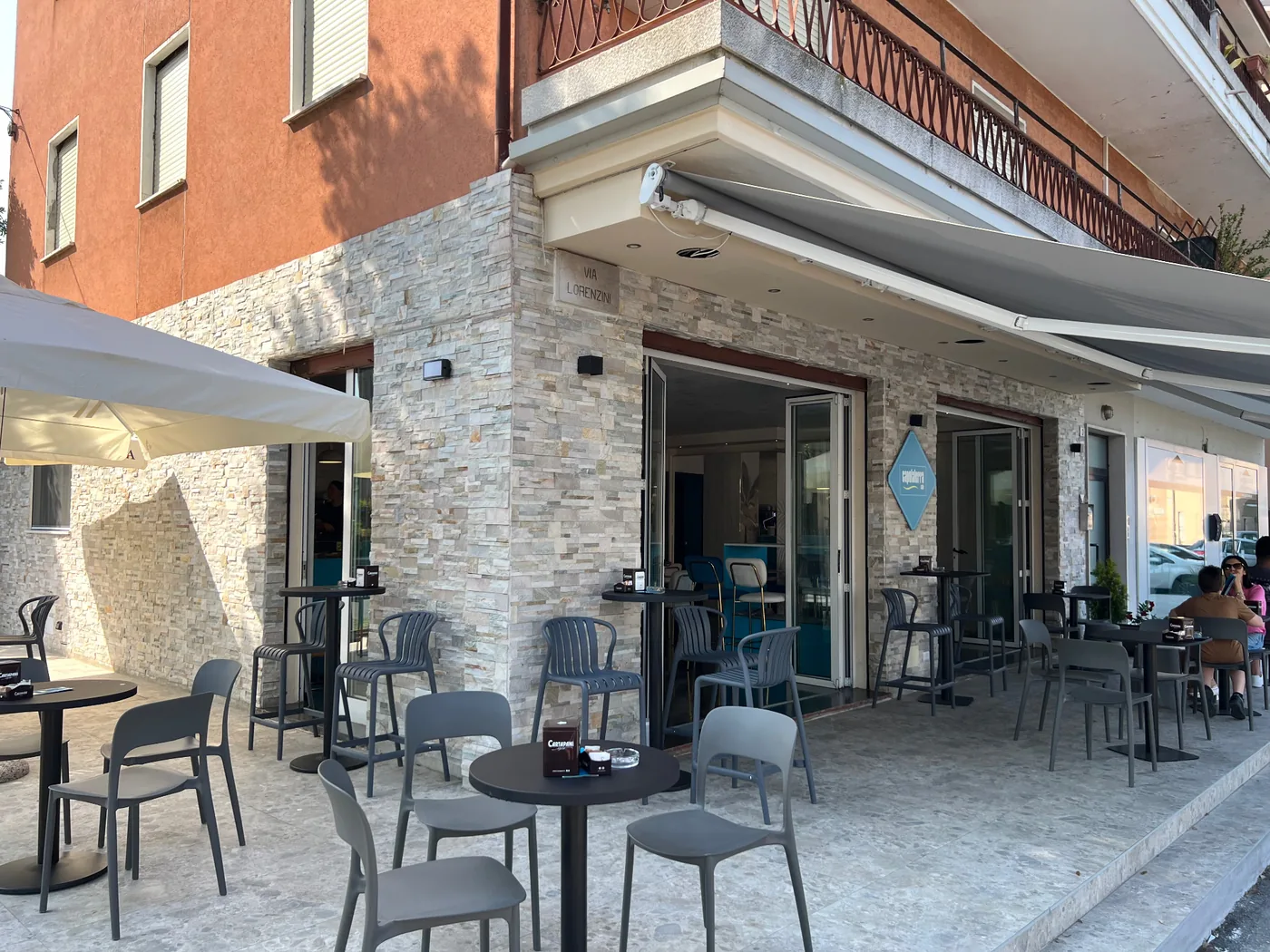 Facciata esterna di Capolaterra Cafè in Via Lorenzini, Desenzano del Garda