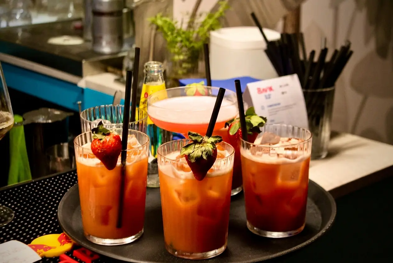 Cocktail alla fragola con schiuma serviti su vassoio al Capolaterra Cafè
